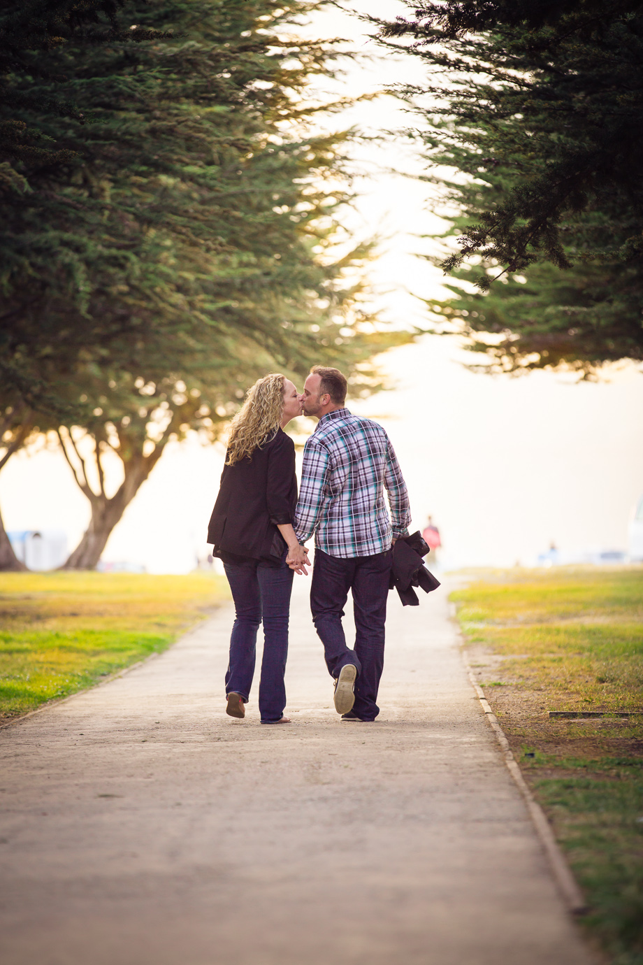 A romantic shot from far away - proposal & engagement photo session in San Francisco