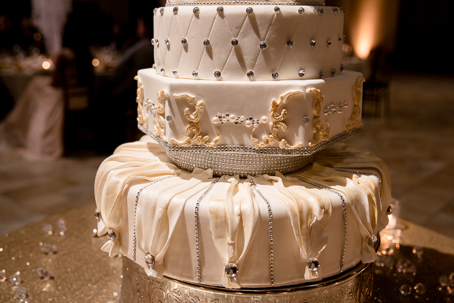 DIY wedding cake - so much details on this gorgeous wedding cake made by the bride herself