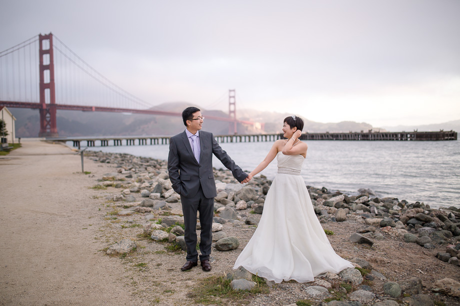 Newlywed standing in front of the Golden Gate Bridge in Crissy Field - 硅谷婚纱照