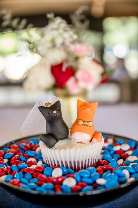 adorable cat wedding cupcakes