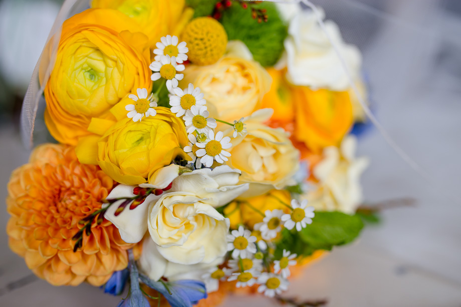 yellow bridal bouquet for a navy blue wedding