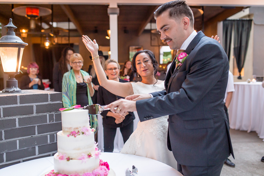 groom cutting the cake