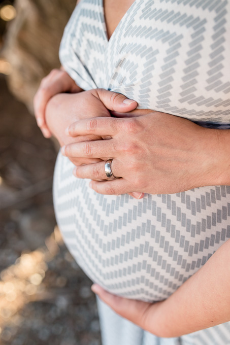 maternity pic with husbands wedding ring
