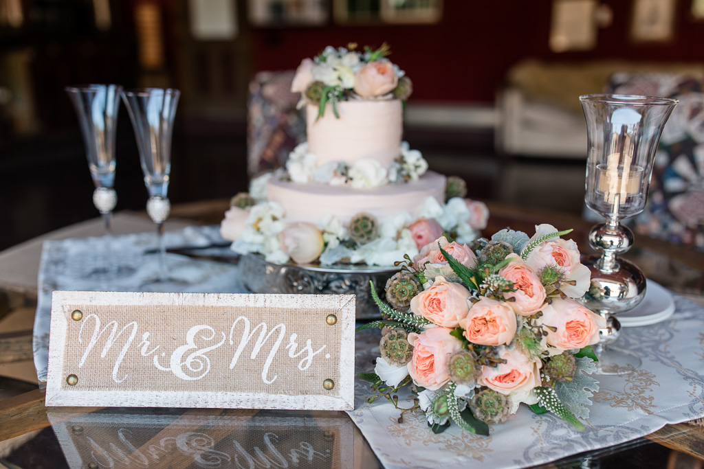 rustic mr and mrs sign and the blush wedding cake