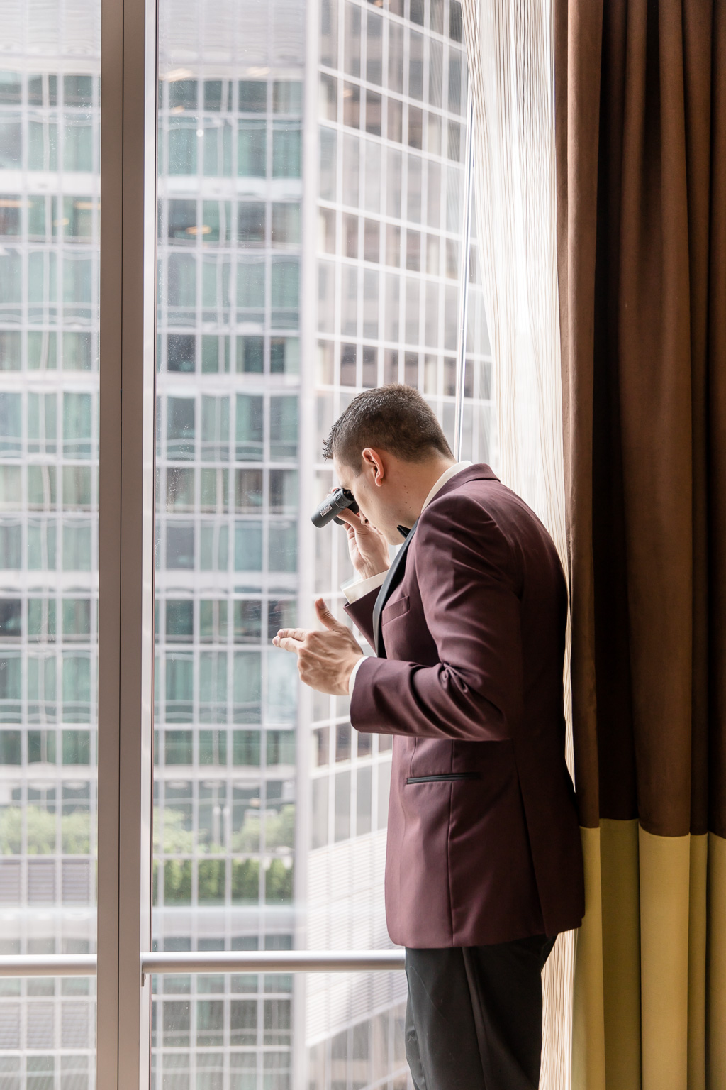 a funny picture of the groom getting ready at fairmont pittsburgh