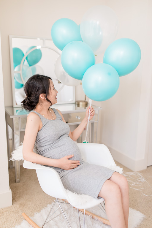 maternity photo with blue balloons