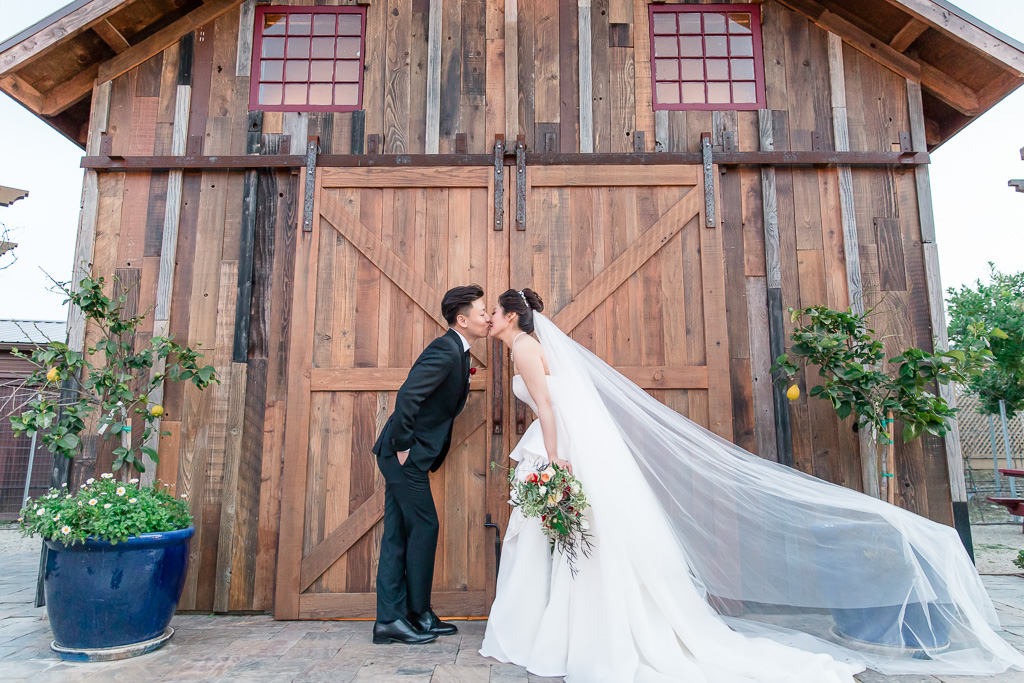 regale winery wedding photo outside the barn