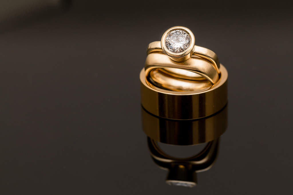 stunning gold wedding ring set