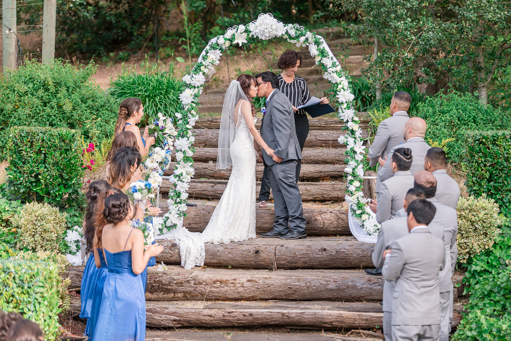 first kiss under the pretty arch