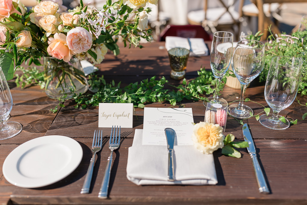 outdoor wedding dinner table setup