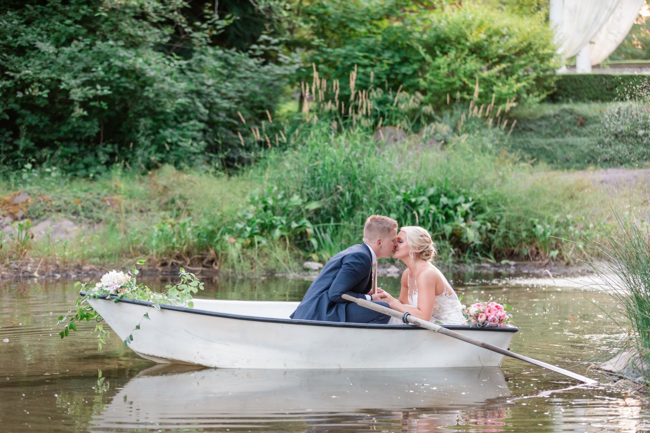 wedding photos on a small rowboat boat