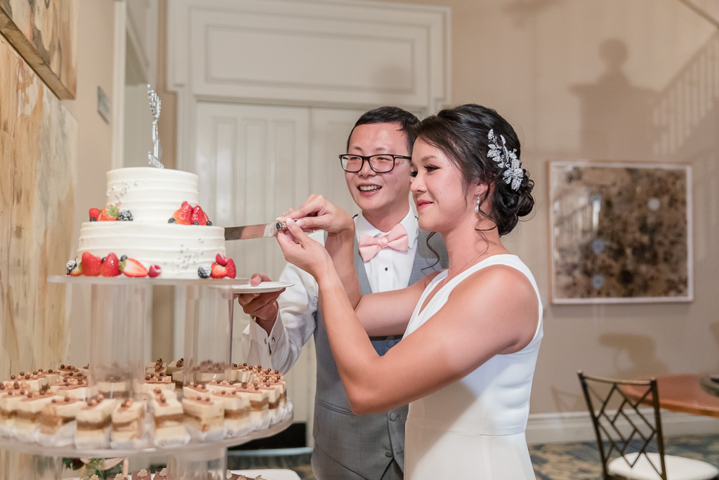 wedding cake cutting ceremony