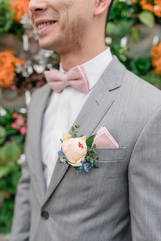 groomsman and his boutonniere