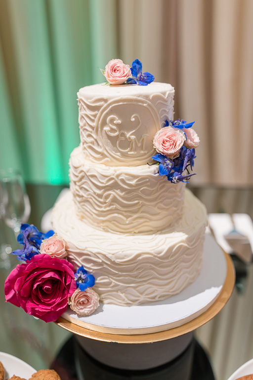 a simple wedding cake for cutting