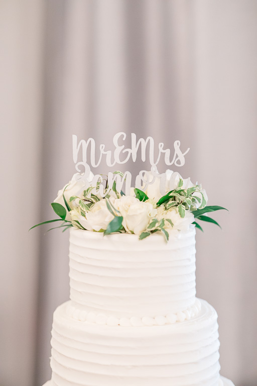 classic and simple wedding cake
