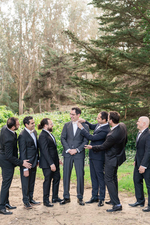 outdoor funny photo of the groom and groomsmen