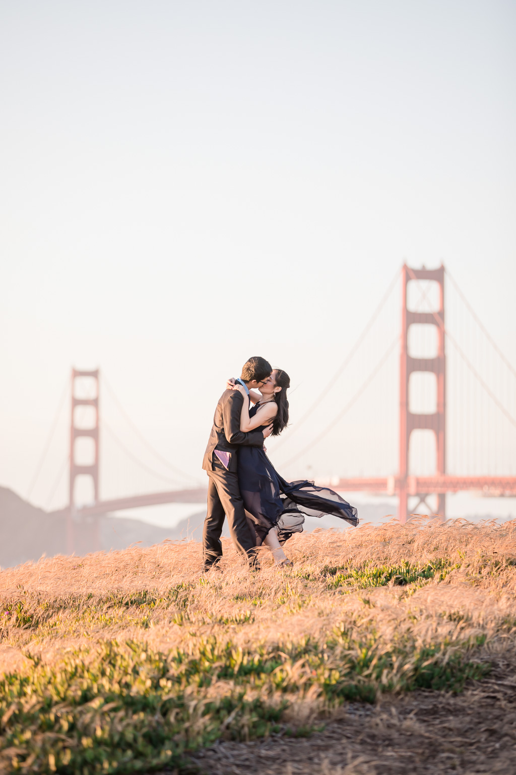 kissing in front of Golden Gate Bridge