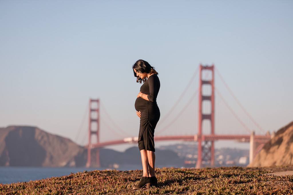 maternity photo with Golden Gate Bridge backdrop