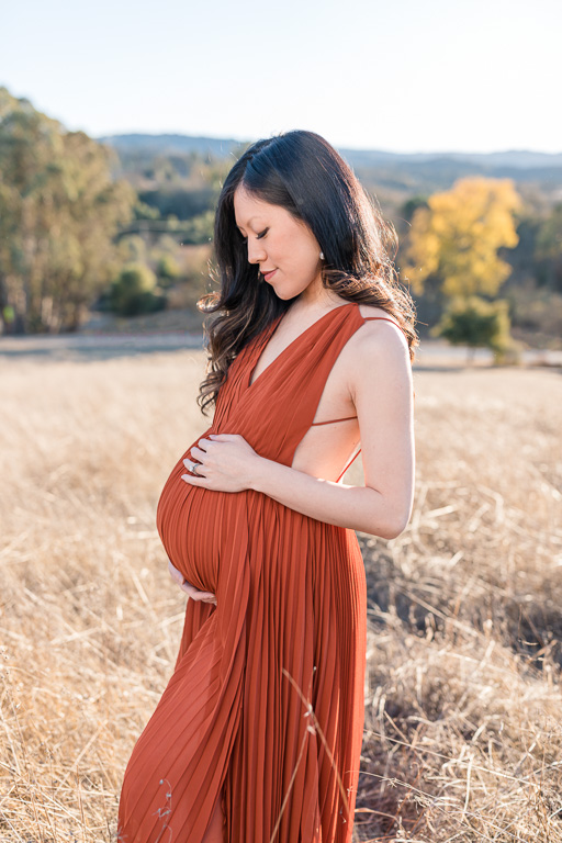 maternity photos in open rolling hills