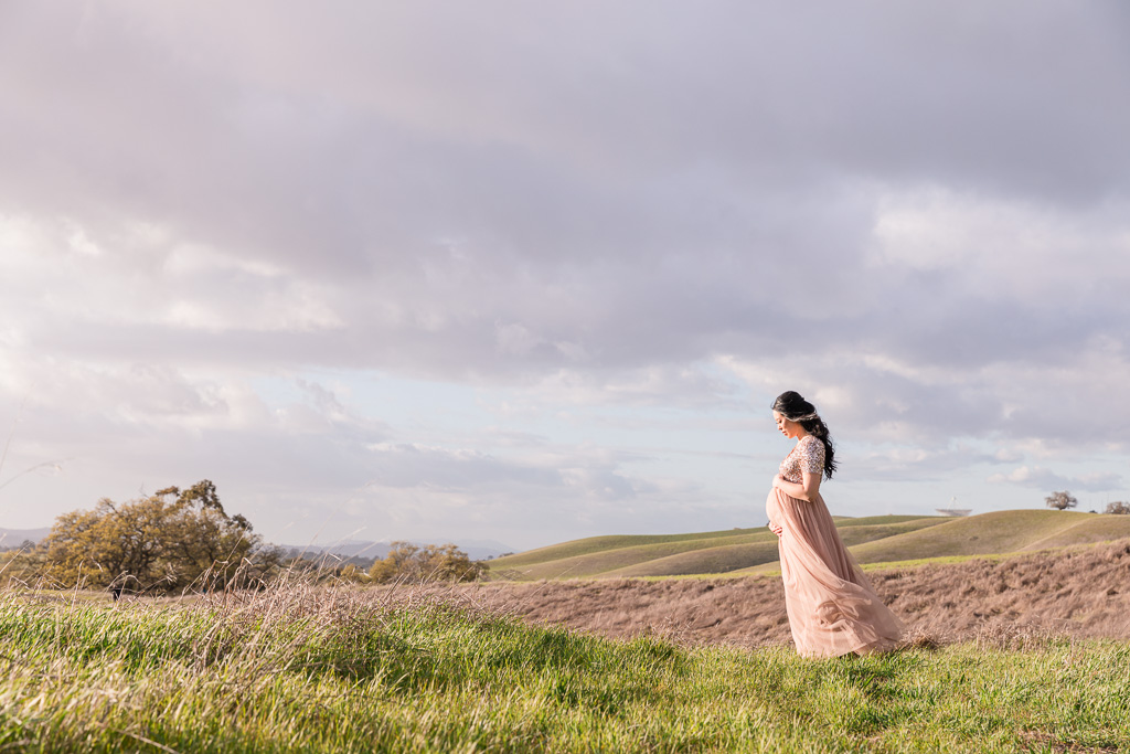 Bay Area outdoor maternity portrait on the rolling hills