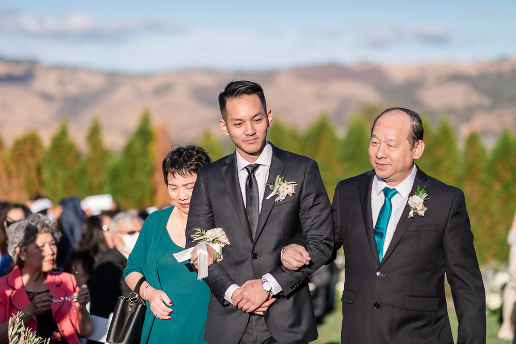 groom with his parents