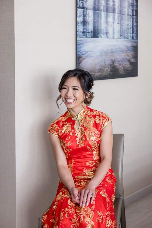 bride dressed in traditional qipao during morning door games