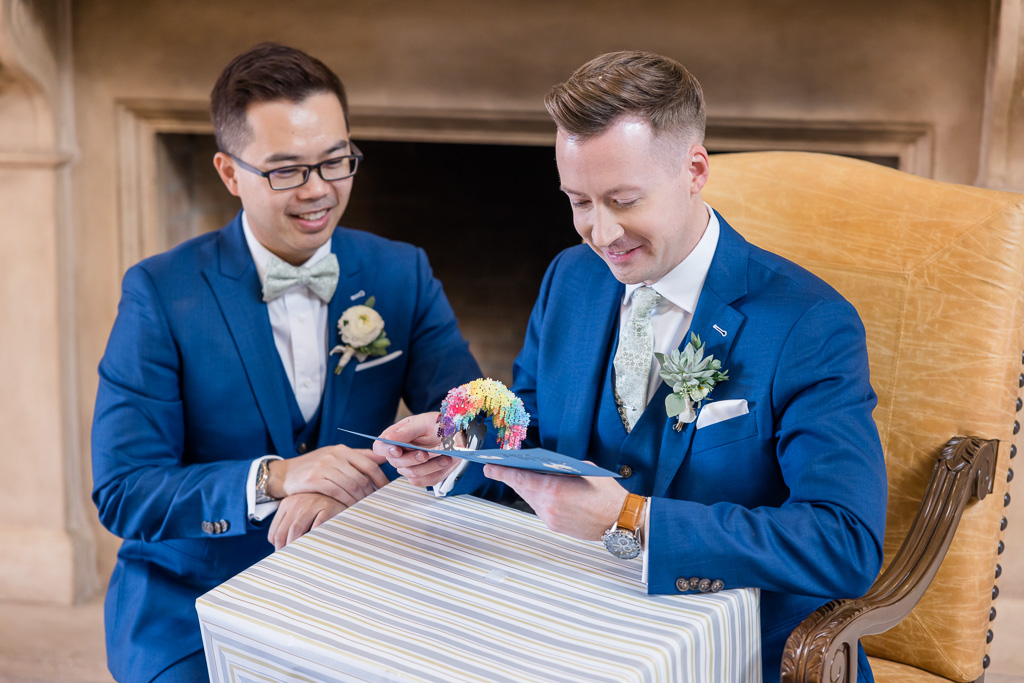 groom reading a card from his groom