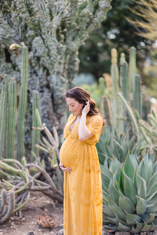cute maternity photos in yellow dress