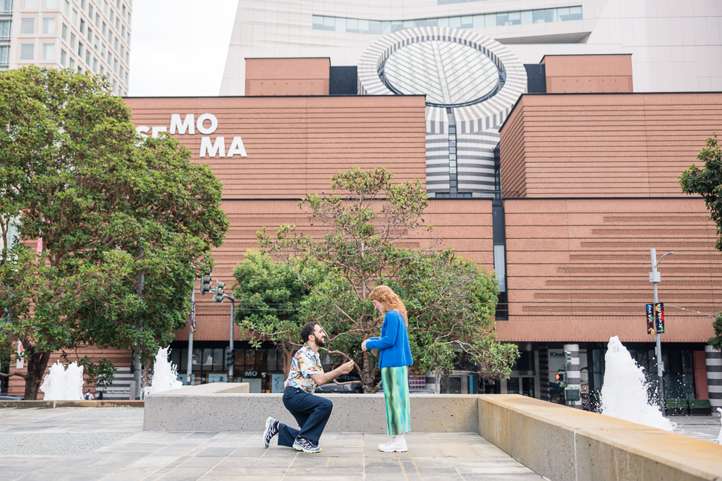 surprise proposal in front of San Francisco Museum of Modern Art