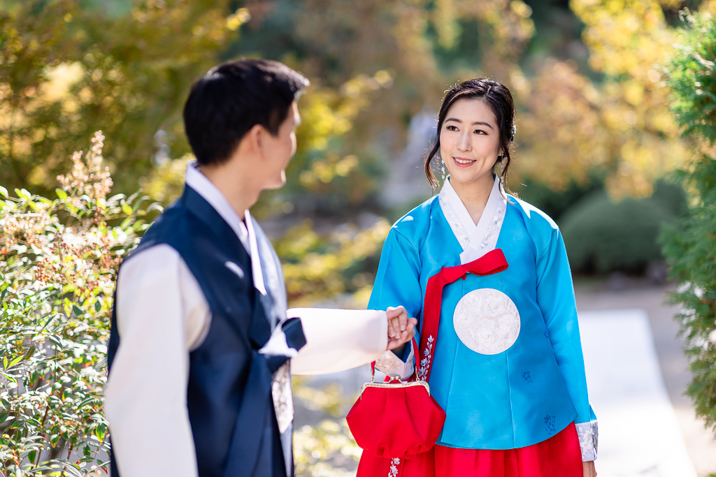 Japanese garden wedding portrait in bright color Hanbok