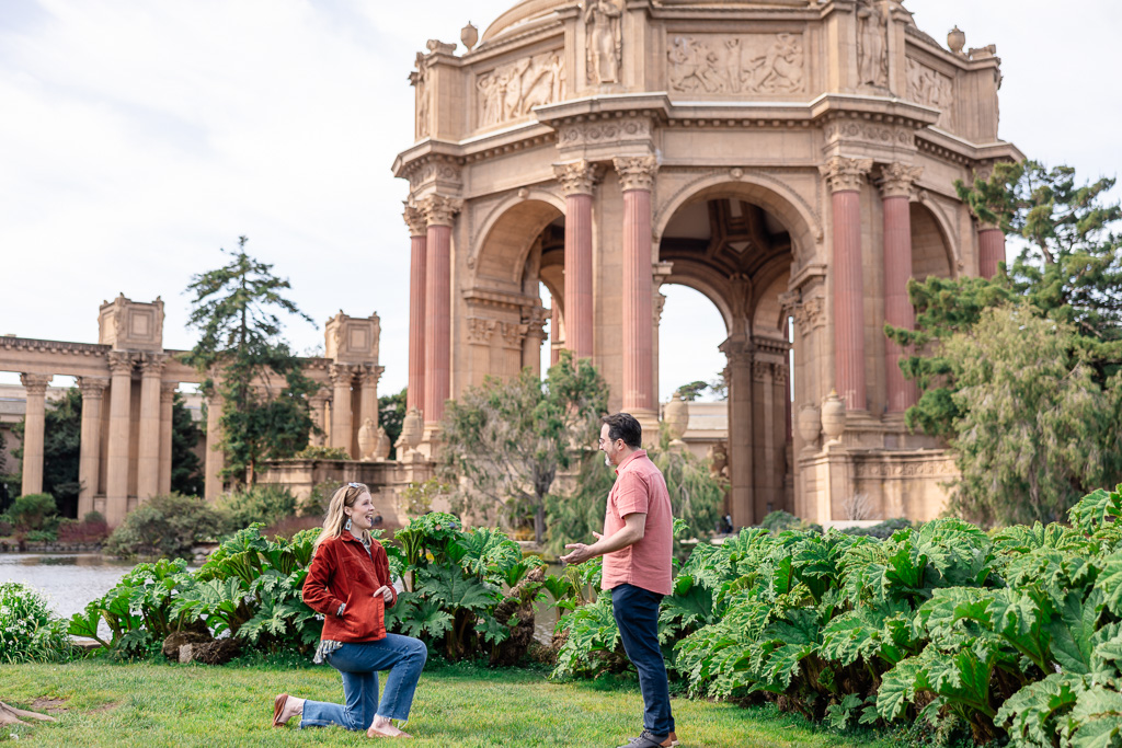 girlfriend proposing to boyfriend at the Palace of Fine Arts