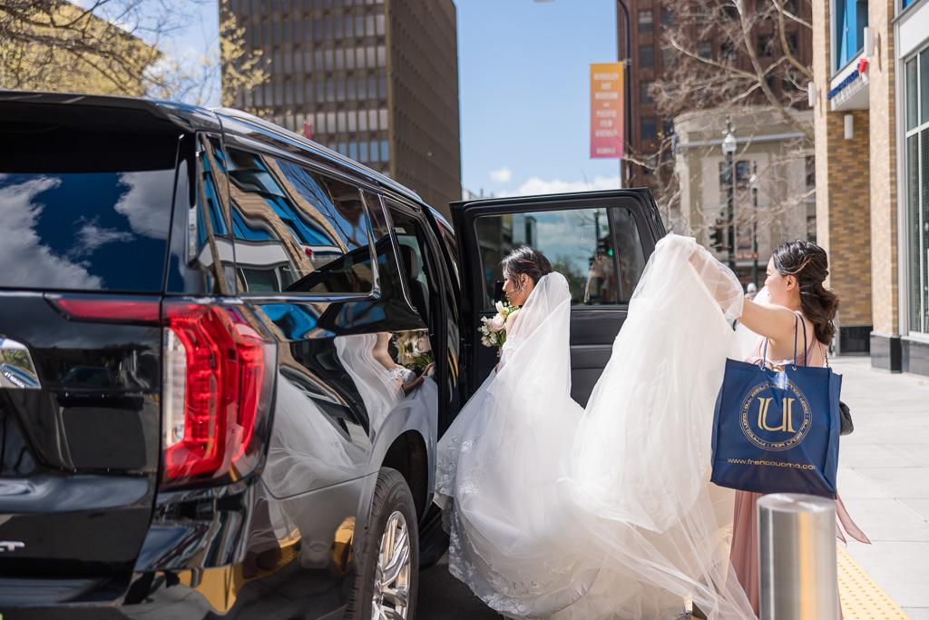 bride getting ready to leave the hotel to head to wedding