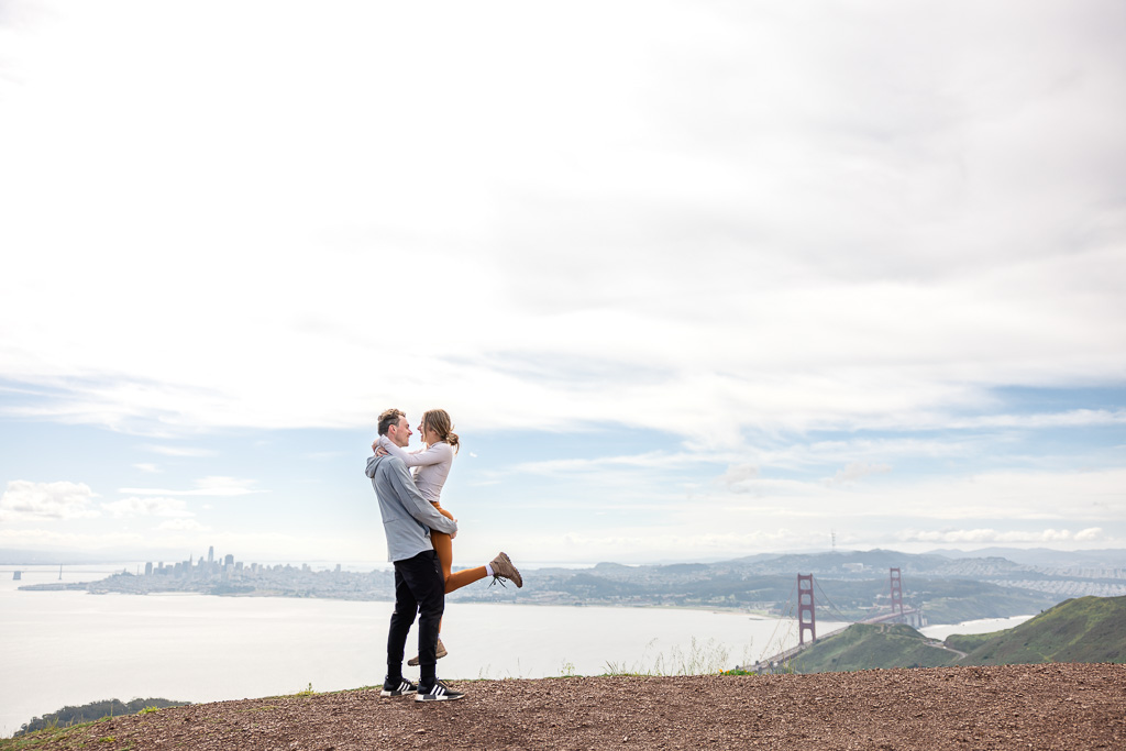 engagement photos overlooking the Golden Gate Bridge