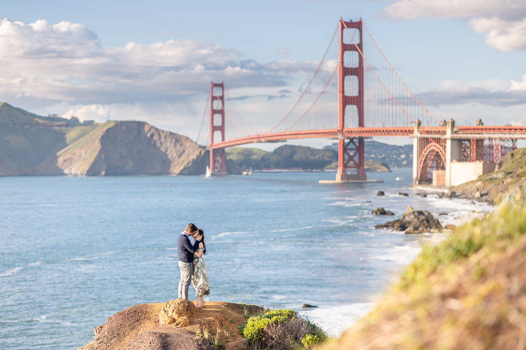 a romantic kiss at the Golden Gate Bridge