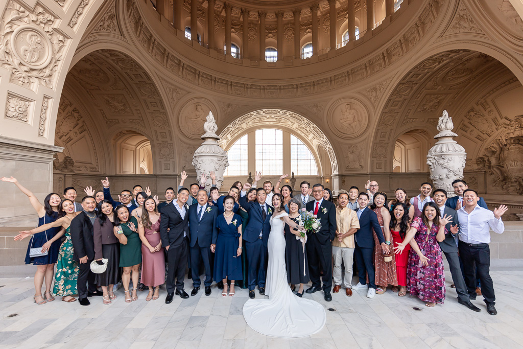 gorup photo with all wedding guests with the bride and groom