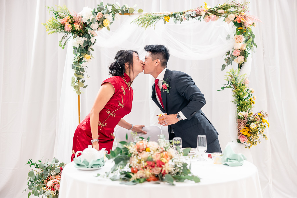 a kiss at the sweetheart table