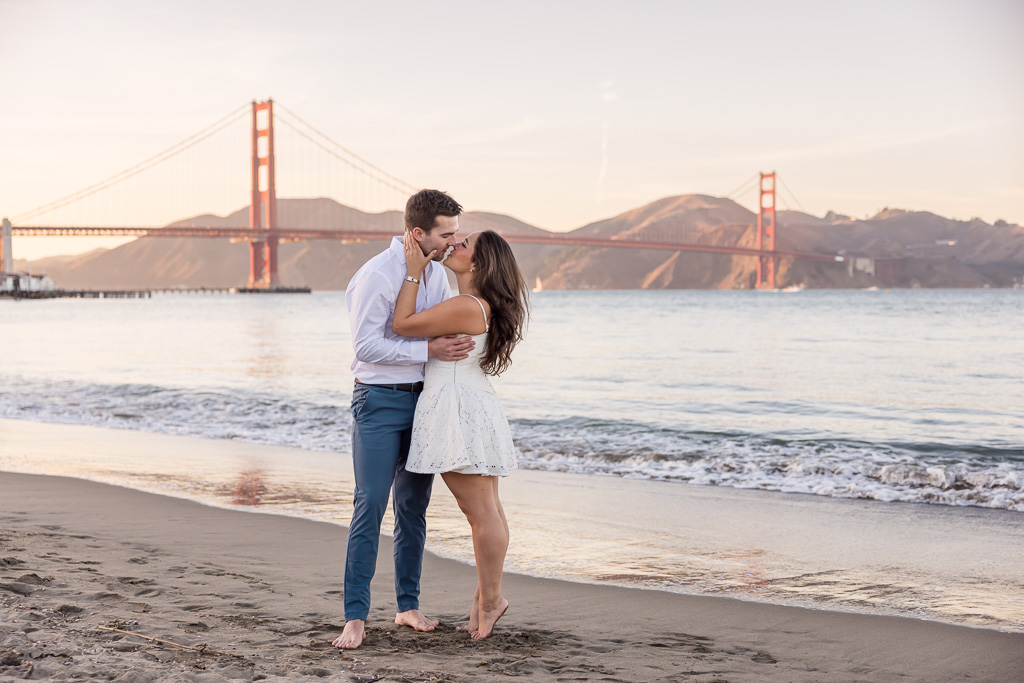 cute tiptoe kissing photo on a beach