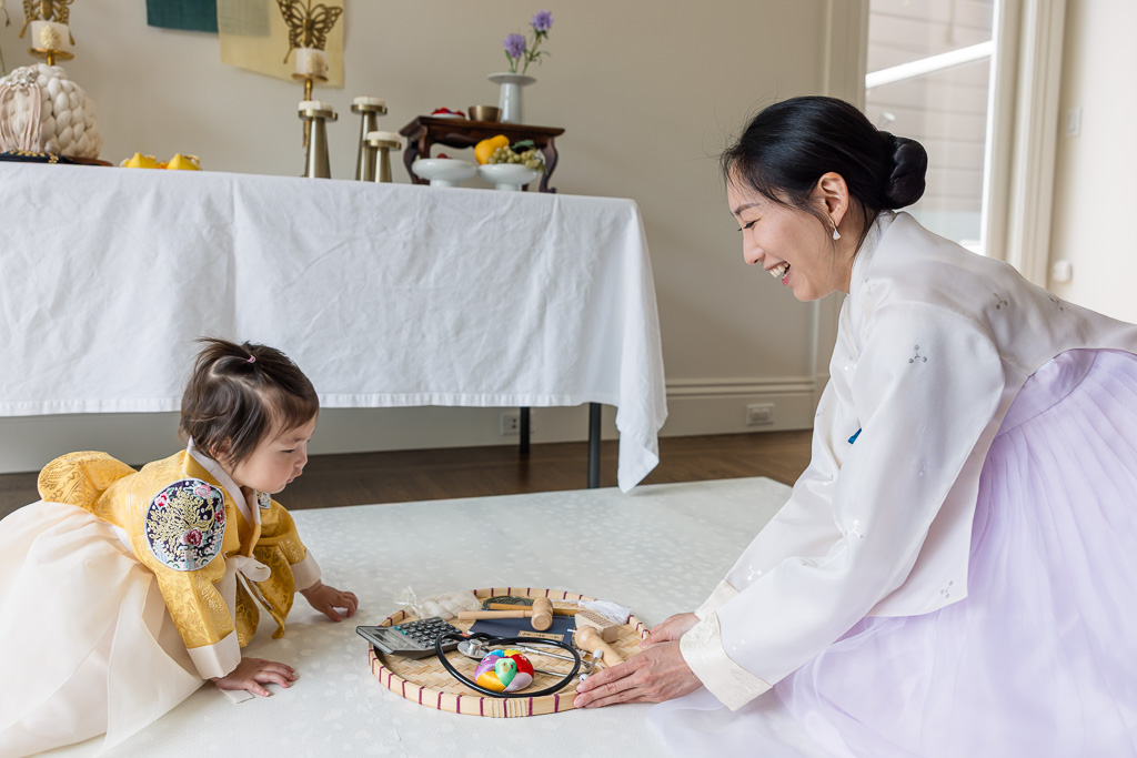 guiding baby to the appropriate choice for doljabi