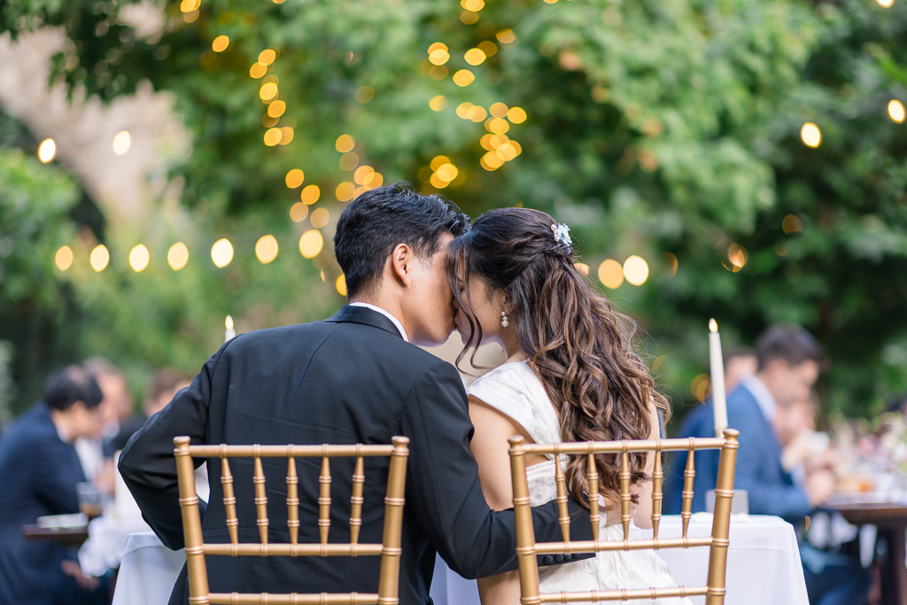 a kiss at the sweetheart table