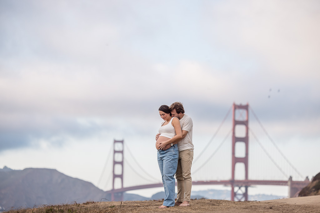 casual maternity photos at the Golden Gate Bridge
