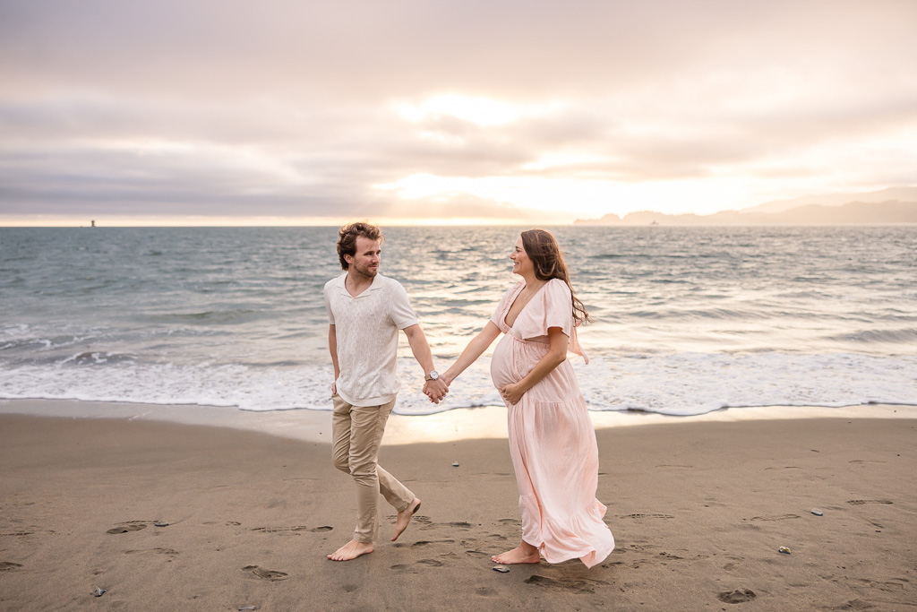 candid style maternity photo shoot at the ocean