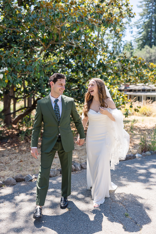 candid documentary wedding photo