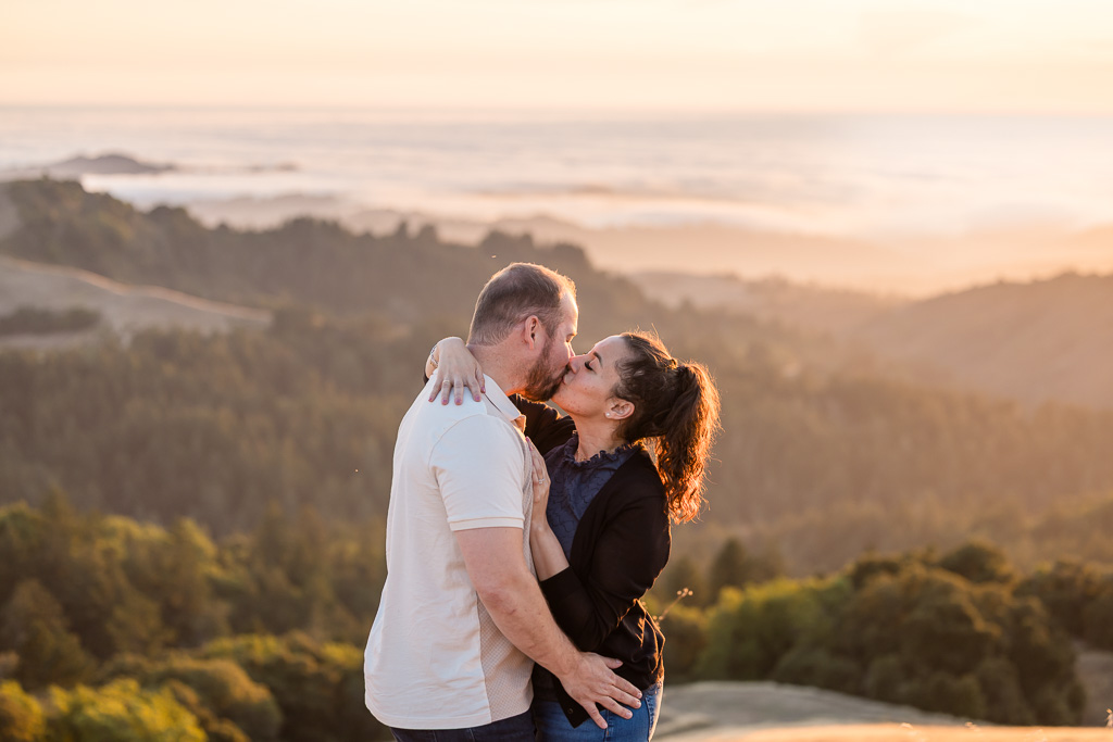 a kiss in the mountains on a hiknig trail