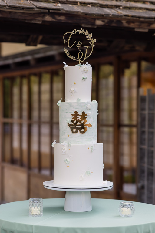 wedding cake with golden 喜喜