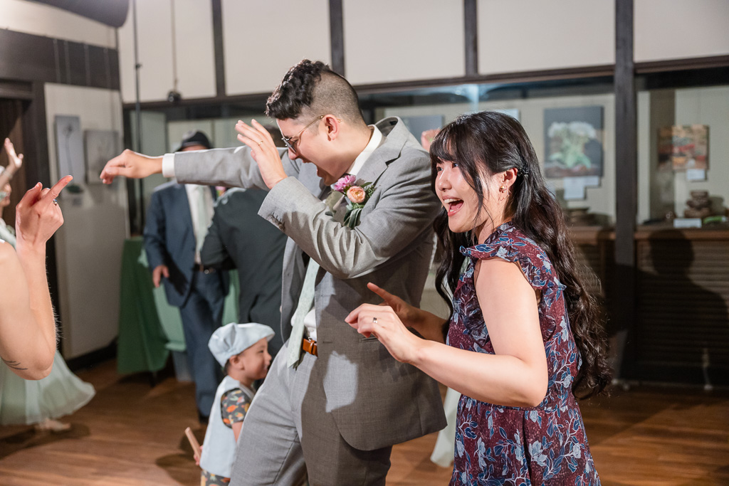 guests enjoying open dancing