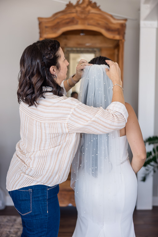 bride having her veil put on