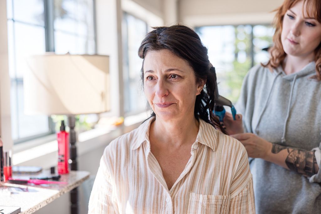 mother of the bride dropping a few tears from the emotion