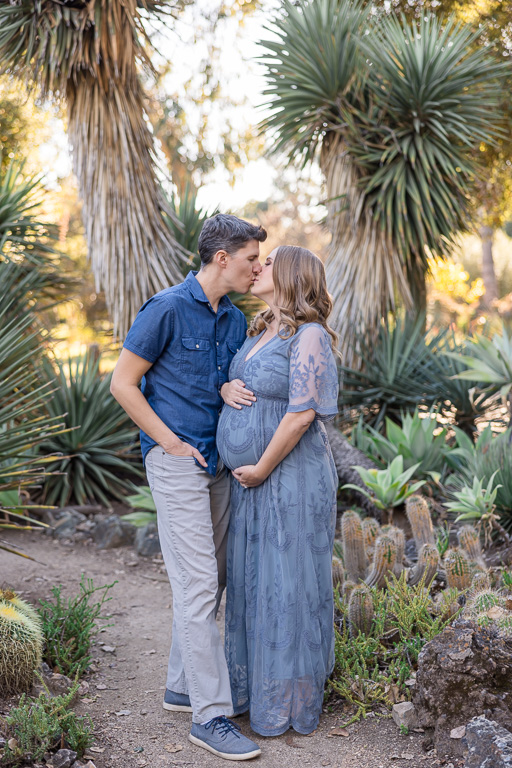 husband and wife maternity photos