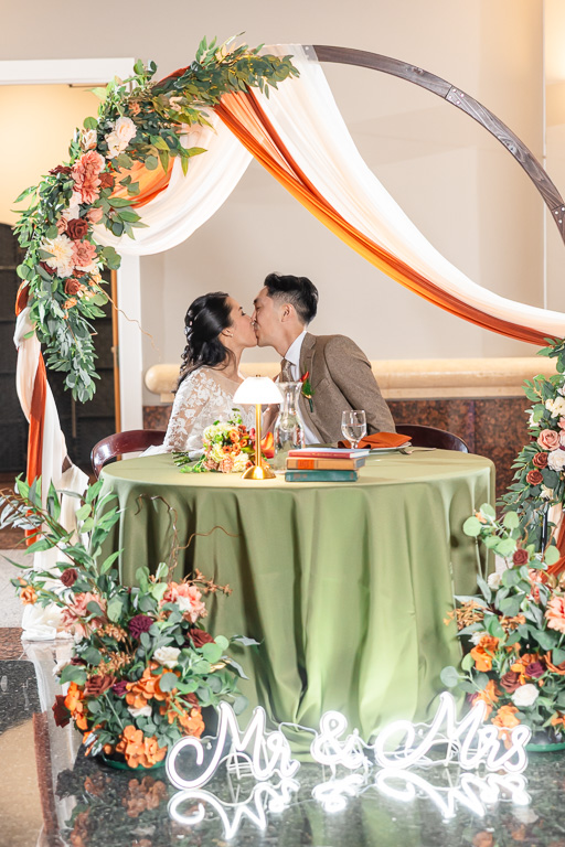 a kiss at the sweetheart table