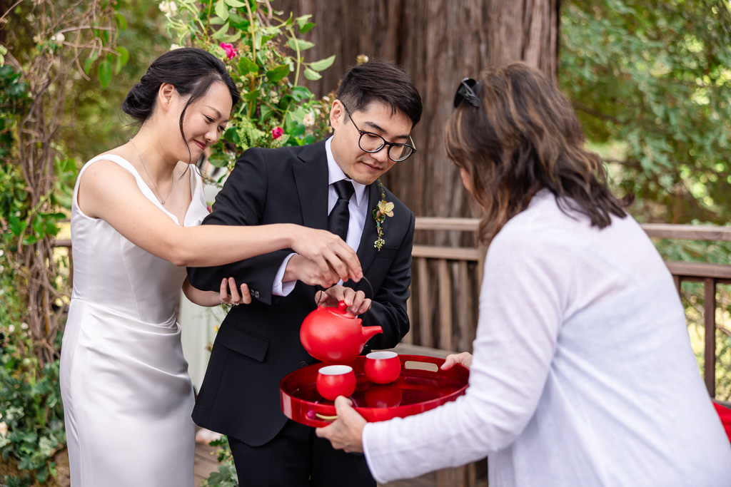 bride and groom pouring tea for the traditional Chinese tea ceremony